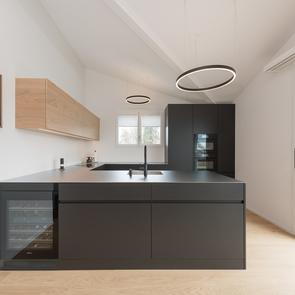 Puristische Eleganz trifft auf warme Natürlichkeit... - KAWA Design AG :: Küchen Raum Bäder, Sursee, Willisau, Luzern, Zofingen