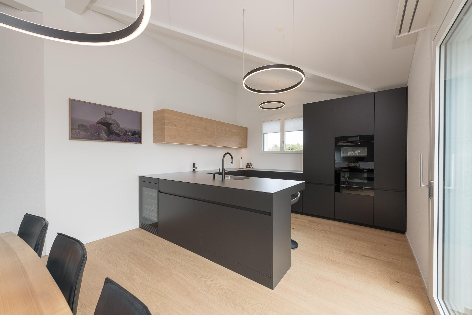 Puristische Eleganz trifft auf warme Natürlichkeit... - Küchen & Küchenumbau-Spezialist für Küchen & Küchenbau, Moderne Küchen, Küchenumbau, Küchenbau, Bäder, Renovationen, Sursee, Willisau, Zentralschweiz, Luzern, Zofingen