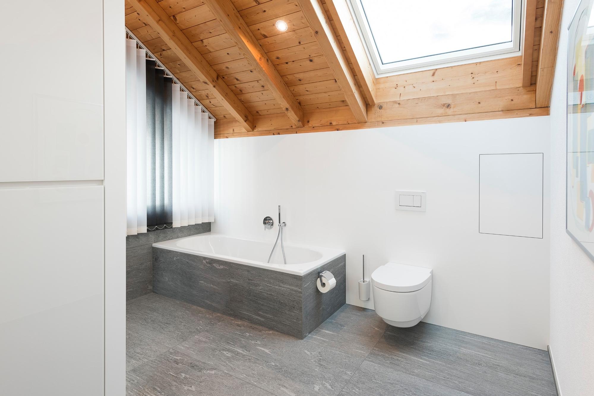 Schlichtes Weiss trifft auf Natur... - Bäder & Badumbau-Spezialist für Küchen & Küchenbau, Moderne Küchen, Küchenumbau, Küchenbau, Bäder, Renovationen, Sursee, Willisau, Zentralschweiz, Luzern, Zofingen