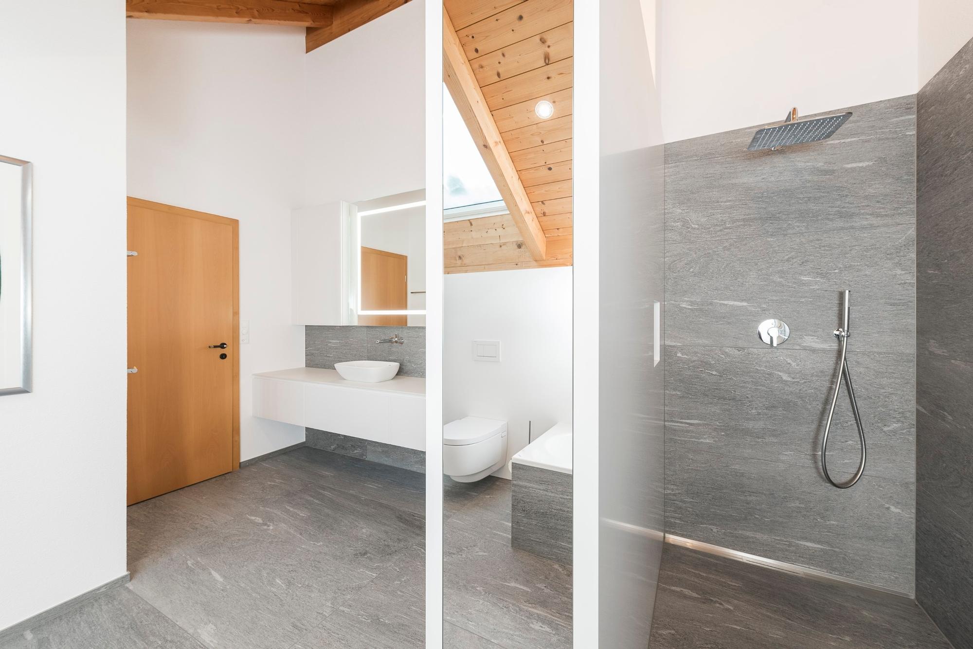 Schlichtes Weiss trifft auf Natur... - Bäder & Badumbau-Spezialist für Küchen & Küchenbau, Moderne Küchen, Küchenumbau, Küchenbau, Bäder, Renovationen, Sursee, Willisau, Zentralschweiz, Luzern, Zofingen