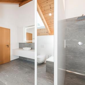 Schlichtes Weiss trifft auf Natur... - KAWA Design AG :: Küchen Raum Bäder, Sursee, Willisau, Luzern, Zofingen