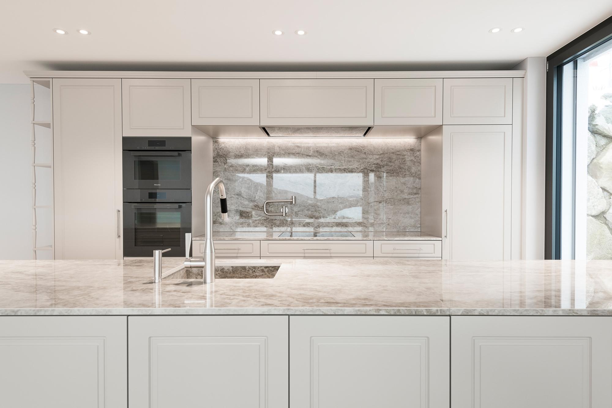 Stilvoller Landhausstil ... - Küchen & Küchenumbau-Spezialist für Küchen & Küchenbau, Moderne Küchen, Küchenumbau, Küchenbau, Bäder, Renovationen, Sursee, Willisau, Zentralschweiz, Luzern, Zofingen