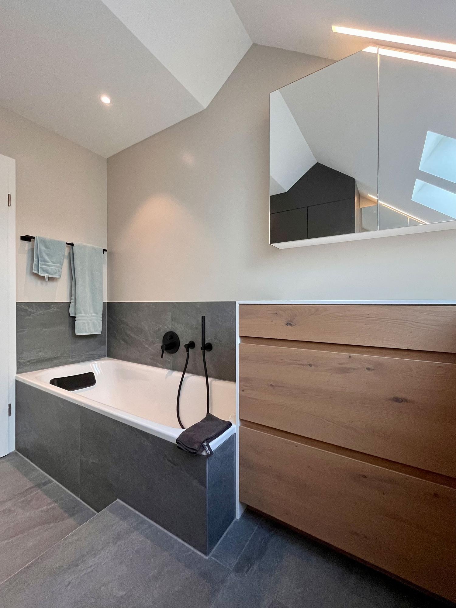 Traumbad unter dem Dach... - Bäder & Badumbau-Spezialist für Küchen & Küchenbau, Moderne Küchen, Küchenumbau, Küchenbau, Bäder, Renovationen, Sursee, Willisau, Zentralschweiz, Luzern, Zofingen