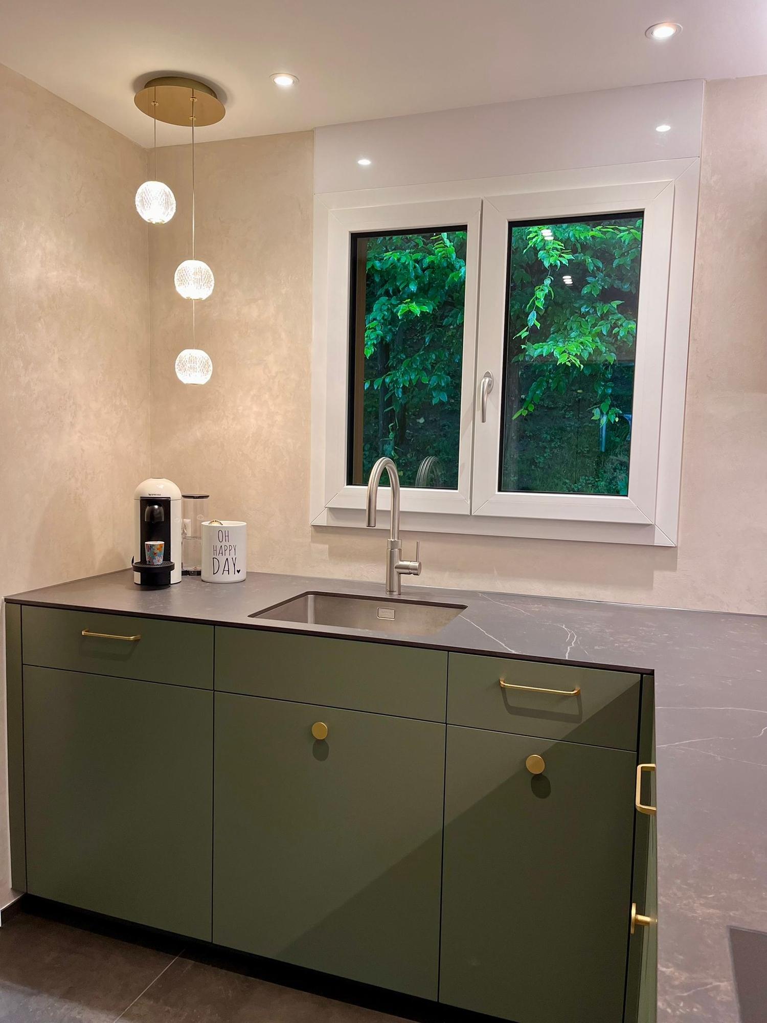 Zeitlose Eleganz in Olivgrün... - Küchen & Küchenumbau-Spezialist für Küchen & Küchenbau, Moderne Küchen, Küchenumbau, Küchenbau, Bäder, Renovationen, Sursee, Willisau, Zentralschweiz, Luzern, Zofingen