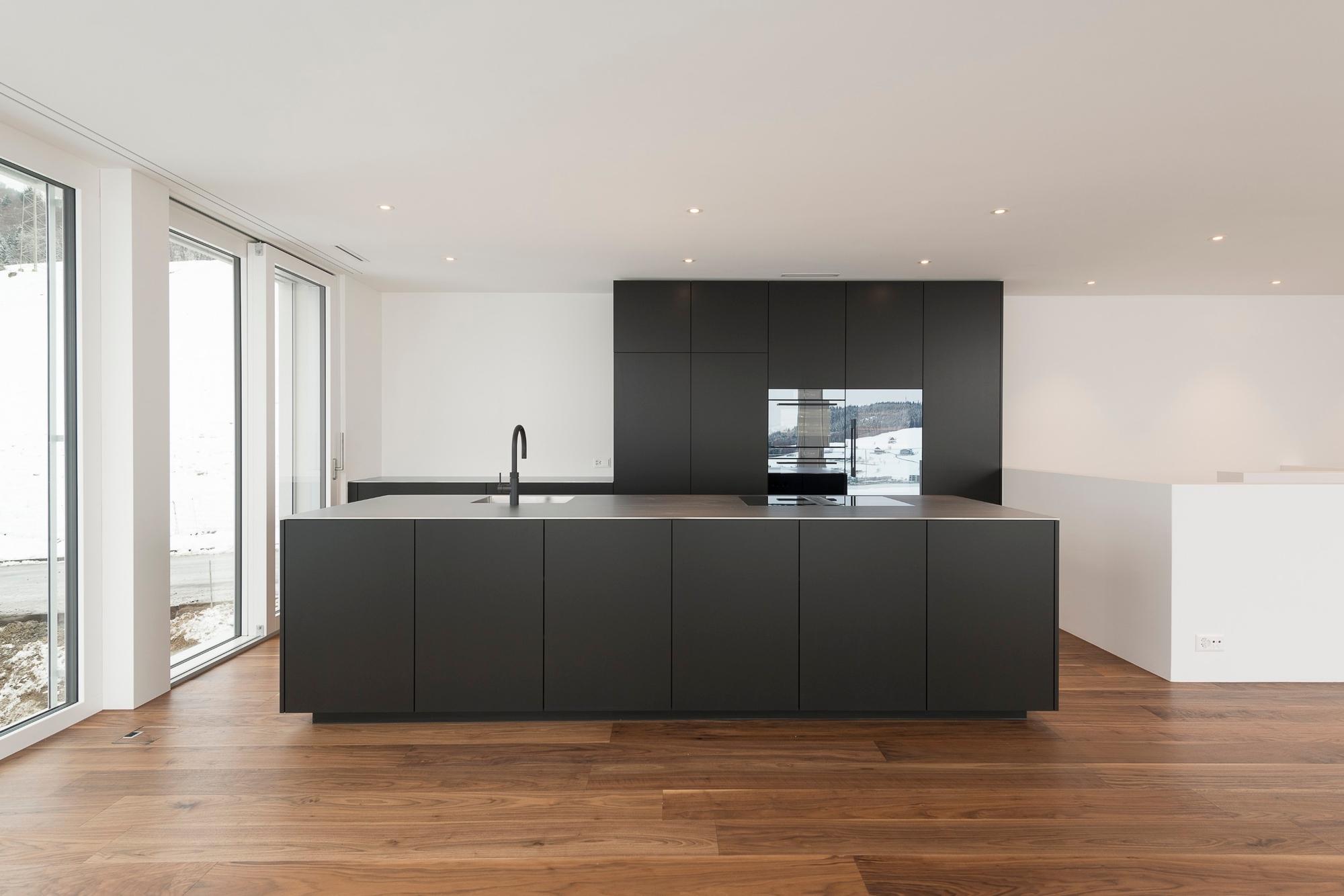 black on wood... - Küchen & Küchenumbau-Spezialist für Küchen & Küchenbau, Moderne Küchen, Küchenumbau, Küchenbau, Bäder, Renovationen, Sursee, Willisau, Zentralschweiz, Luzern, Zofingen