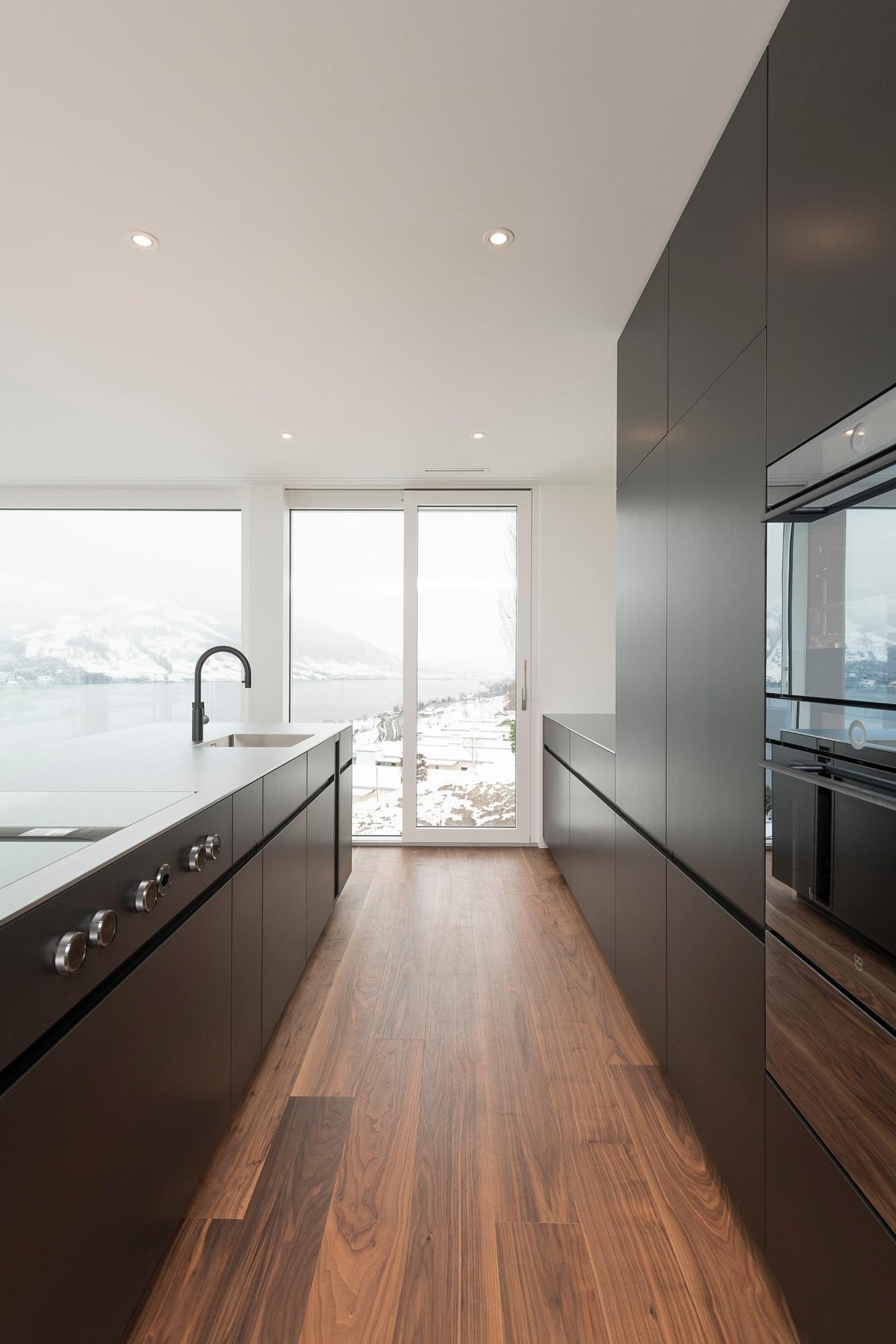 black on wood... - Küchen & Küchenumbau-Spezialist für Küchen & Küchenbau, Moderne Küchen, Küchenumbau, Küchenbau, Bäder, Renovationen, Sursee, Willisau, Zentralschweiz, Luzern, Zofingen