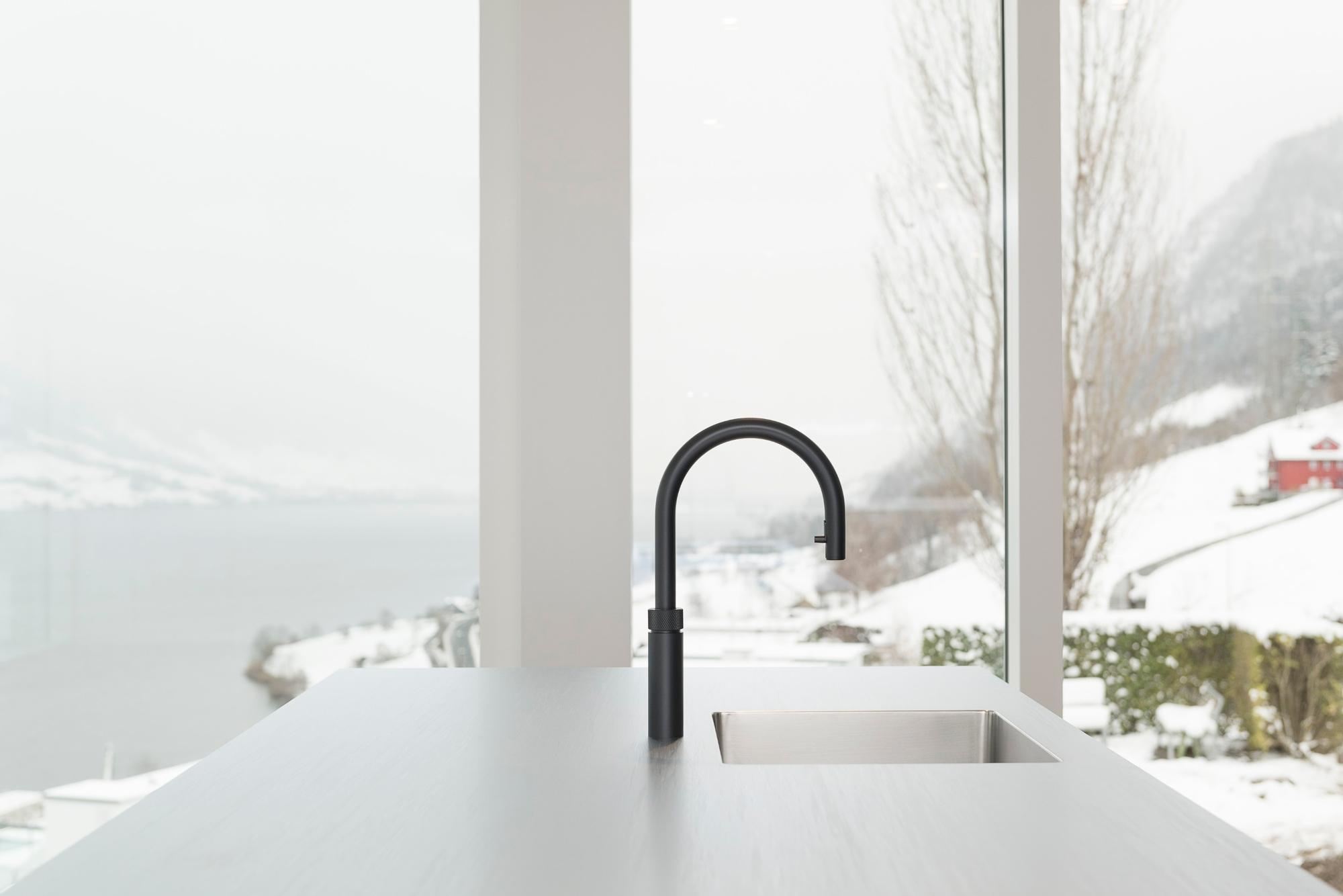 black on wood... - Küchen & Küchenumbau-Spezialist für Küchen & Küchenbau, Moderne Küchen, Küchenumbau, Küchenbau, Bäder, Renovationen, Sursee, Willisau, Zentralschweiz, Luzern, Zofingen